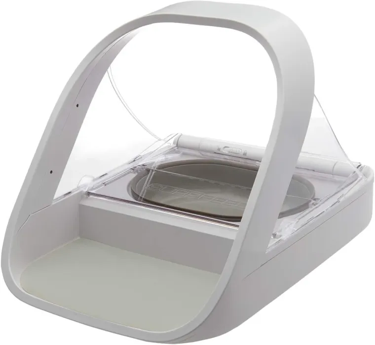 SureFeed Microchip Pet Feeder in redaktioneller Produktdarstellung