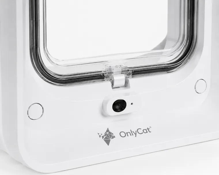 Kamera und Klappenmechanik der OnlyCat Mikrochip Katzenklappe
